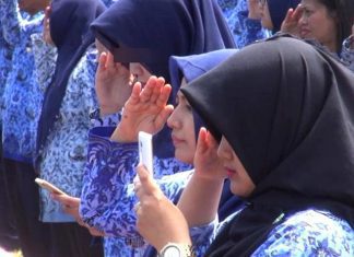 PNS ASN Sedang Hormat ke HP