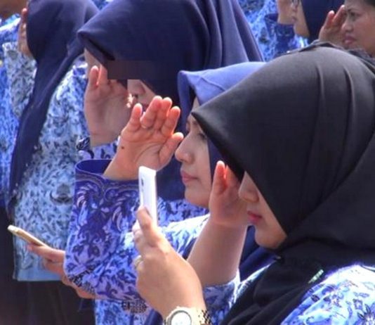 PNS ASN Sedang Hormat ke HP