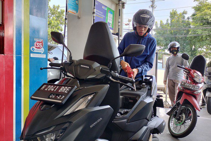 Pengendara Isi BBM Pengendara Isi BBM