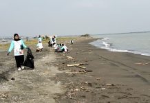 Sampah di Pantai Tirang