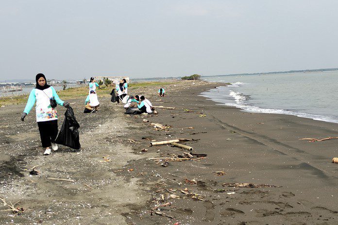 Sampah di Pantai Tirang