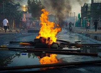 Bentrok Polisi dan warga di Bangkal Seruyan