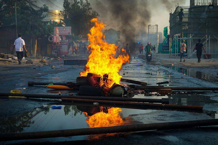 Bentrok Polisi dan warga di Bangkal Seruyan
