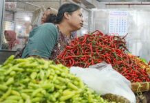 Penjual cabai di pasar tradisional di Jateng