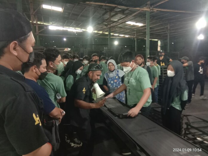 Pembuatan briket di PT Digdaya Berkah Indonesia