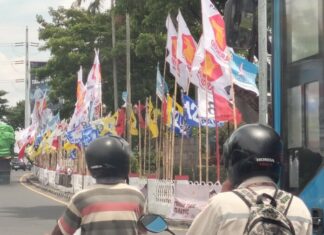 Ratusan bendera partai politik