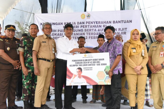 Bantuan kepada petani terdampak banjir di Demak Bantuan kepada petani terdampak banjir di Demak