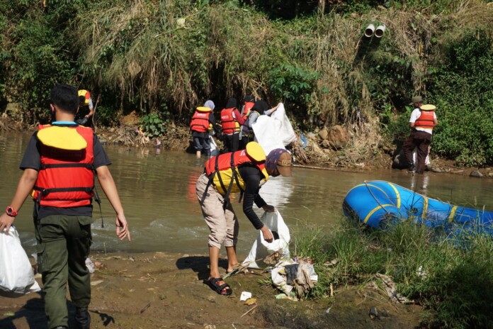 Bersih-bersih sampah di sungai Cisadane