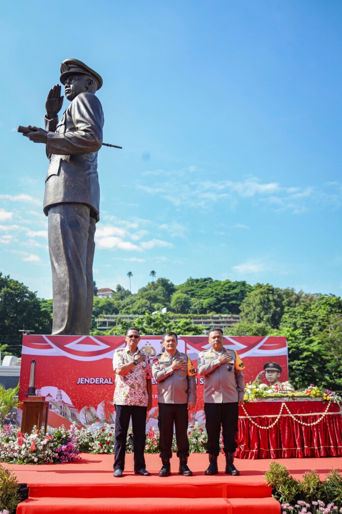 Patung Hoegeng di halaman Mapolda Patung Hoegeng di halaman Mapolda