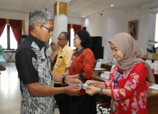 Penyerahan SHU kepada anggota Koperasi Bhakti Praja