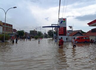 SPBU di Kota Semarang yang terendam banjir