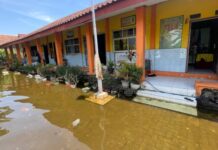 Sekolah terendam banjir