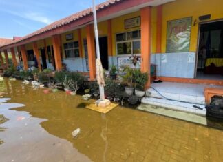 Sekolah terendam banjir