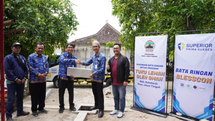 Arief Djatmiko (dua dari kanan) Arief Djatmiko (dua dari kanan)