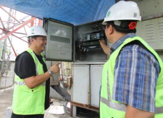 Dua orang teknisi operator seluler