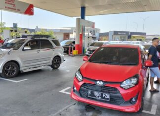 Kendaraan antre mengisi BBM
