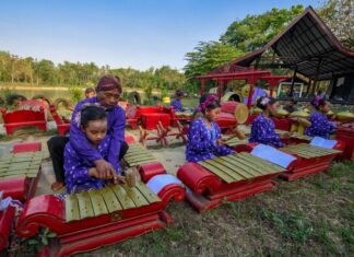 Memainkan alat-alat seni tradisional