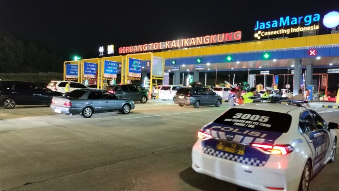 Petugas kepolisian bersiap melakukan one way lokal Petugas kepolisian bersiap melakukan one way lokal