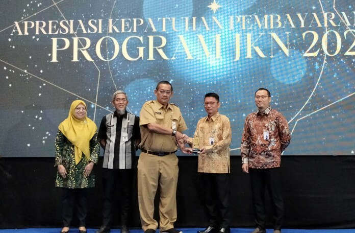 Mulyo Wibowo (dua dari kanan) Mulyo Wibowo (dua dari kanan)