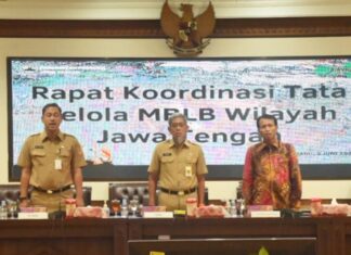 Sekda Jateng Sumarno (tengah)