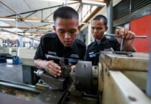Praktik di laboratorium