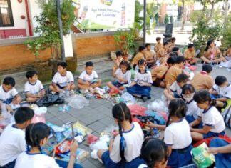 Salah satu kegiatan Yayasan Sahabat Bumi Bali.(Foto: Praja)