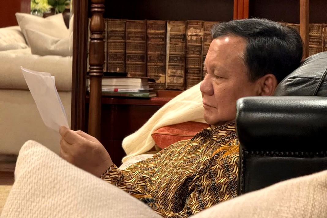 Presiden RI Prabowo Subianto menerima sejumlah surat