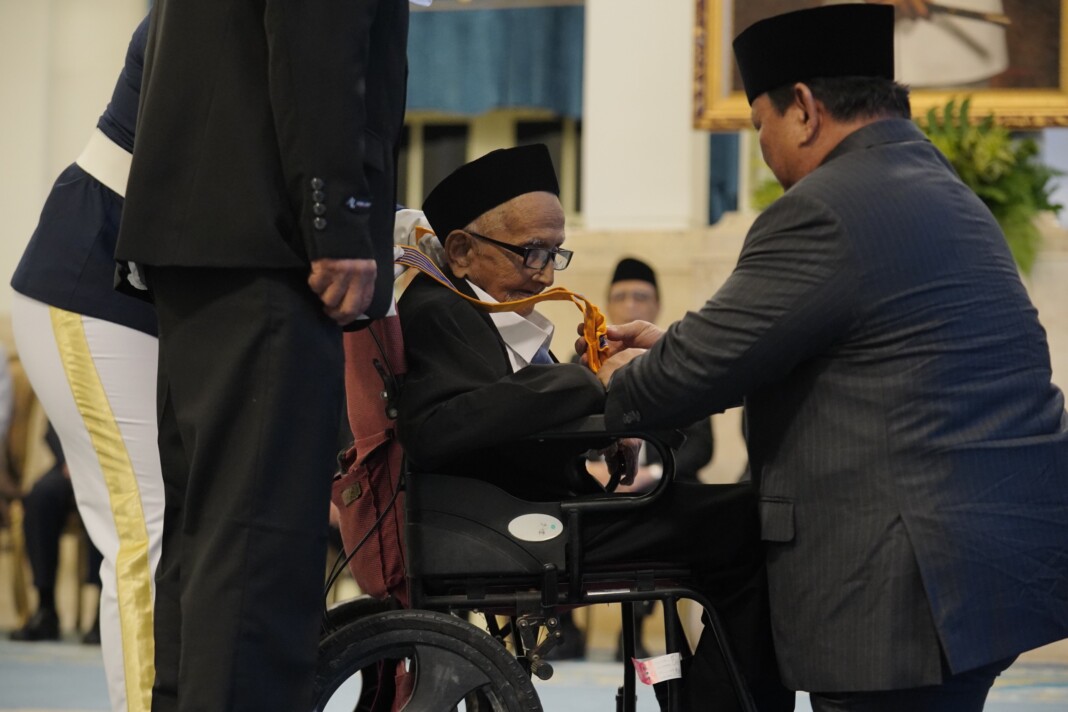 Momen Prabowo Berlutut Anugerahkan Bintang Jasa untuk Nyak Sandang