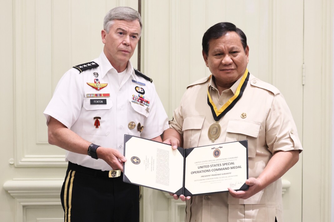 Prabowo Terima Medali Kehormatan