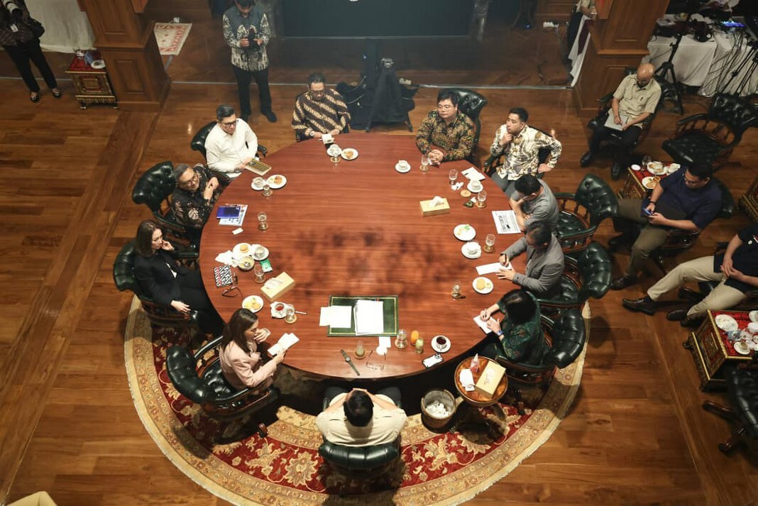 Prabowo saat berbicara dengan sejumlah media_b
