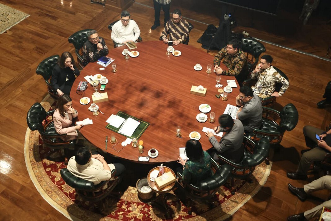 Prabowo saat berbincang dengan media di Hambalang