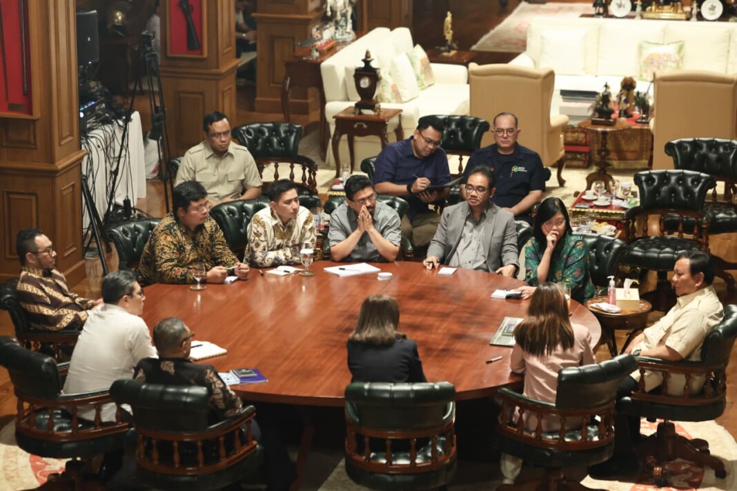 Prabowo saat berbincang dengan media massa