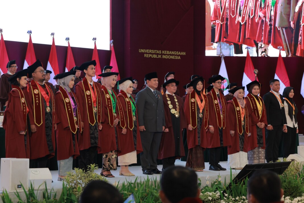 Momen Prabowo Nyanyikan Kasih Ibu Bareng Wisudawan UKRI