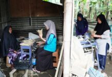PLTS Hadirkan Terang dan Harapan bagi Emak-emak Pembuat Tusuk Sate di Banyumas