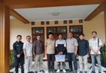 Jual Gorengan Keliling Sambil Kuliah, Mahasiswa Garut Ini Dapat Hadiah Wisuda dari Prabowo