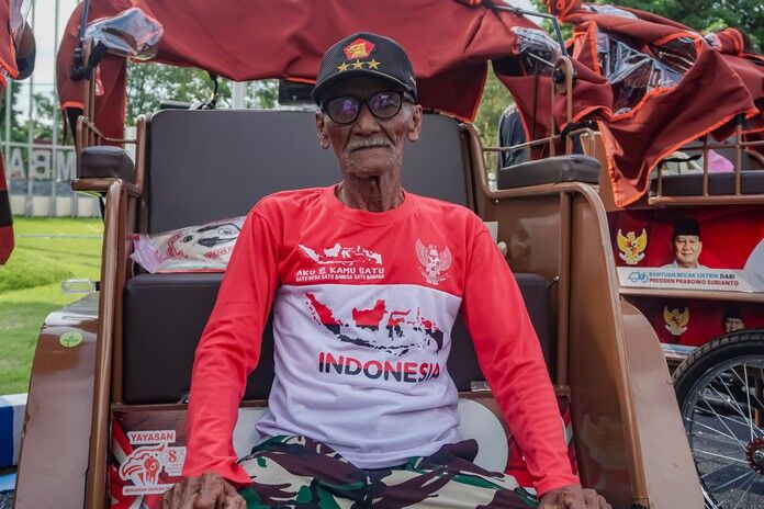 Lansia Dapat Bantuan Becak Listrik