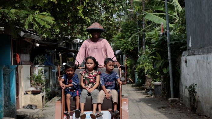 Lansia di Tanggerang Dapat Bantuan Becak Listrik