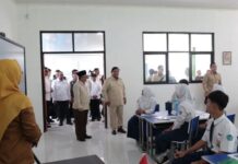 Momen Prabowo Bareng Siswa Ikuti Kelas Interaktif Digital, Pasang Kacamata dan Simak Pelajaran
