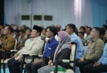 Momen Prabowo Duduk Bersebelahan dengan ART dan Tukang Seblak di Serah Terima Rumah Subsidi