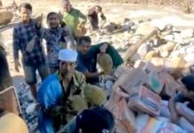Haru TNI Awak Heli Pengantar Logistik saat Diberi Sepikul Durian dari Warga Terisolasi Gayo Lues