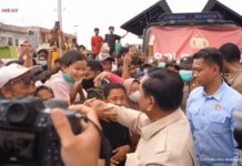Girangnya Gadis Kecil di Aceh Tamiang Saat Kepalanya Dipegang Prabowo
