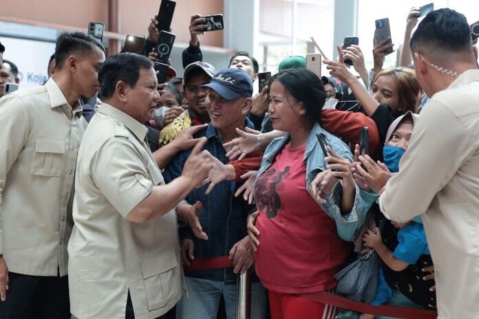 Momen Prabowo Diminta Elus Perut Ibu Hamil