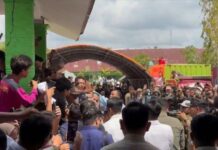 Sholawat Berkumandang saat Prabowo Datang di Posko Pengungsian MAN 1 Langkat