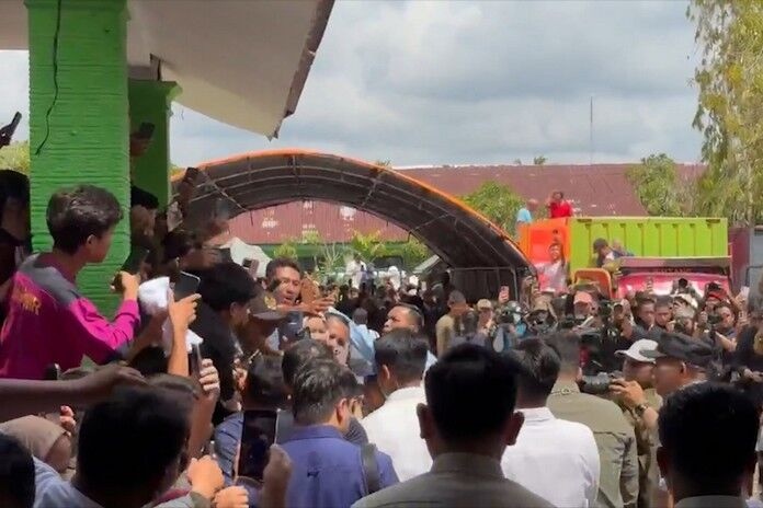 Prabowo Datang di Posko Pengungsian MAN 1 Langkat