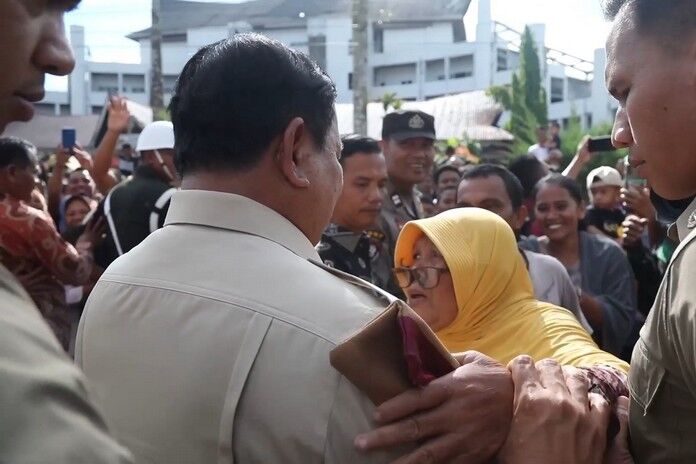 Prabowo Disambut Peluk Haru Warga