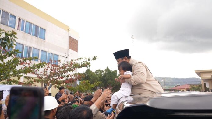 Prabowo Gendong Balita