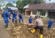 Personel Brimob Lanjutkan Bersih-bersih Rumah Warga dan Buat Saluran Air di Sumbar