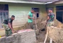 TNI Fokus Bersihkan Rumah Lansia di Lokasi Tedampak Bencana Sumatra
