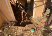 Sekop dan Cangkul Jadi Andalan Prajurit TNI di Lokasi Bencana, Bersihkan Rumah Warga di Sumut