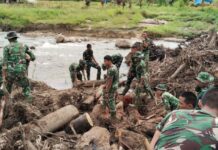 Sinergi TNI–Polri Percepat Pemulihan Sumbar: Bersihkan Pasar hingga Rumah Warga
